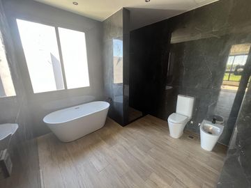 Casa en  Venta 4 dorm. al Río en el Yacht de Nordelta