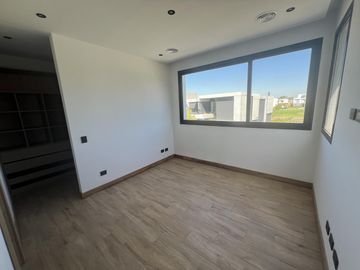 Casa en  Venta 4 dorm. al Río en el Yacht de Nordelta