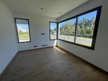 Casa en  Venta 4 dorm. al Río en el Yacht de Nordelta