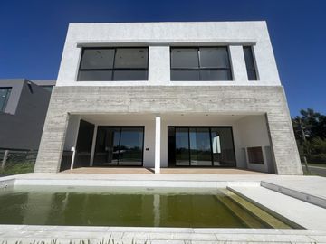 Casa en  Venta 4 dorm. al Río en el Yacht de Nordelta