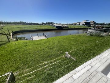 Casa en  Venta 4 dorm. al Río en el Yacht de Nordelta