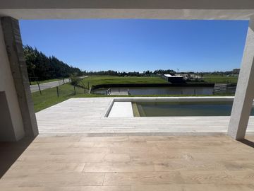 Casa en  Venta 4 dorm. al Río en el Yacht de Nordelta
