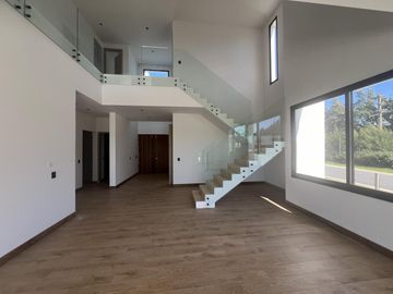 Casa en  Venta 4 dorm. al Río en el Yacht de Nordelta