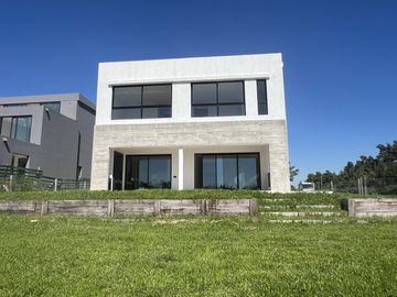 Casa en  Venta 4 dorm. al Río en el Yacht de Nordelta
