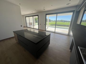 Casa en  Venta 4 dorm. al Río en el Yacht de Nordelta