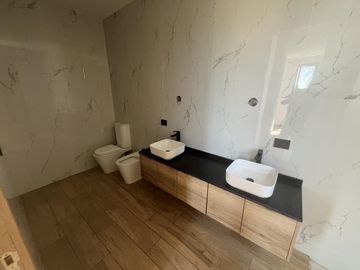 Casa en  Venta 4 dorm. al Río en el Yacht de Nordelta