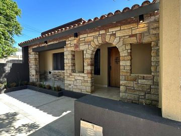PH Chalet al frente en venta, zona San Juan, Mar del Plata.