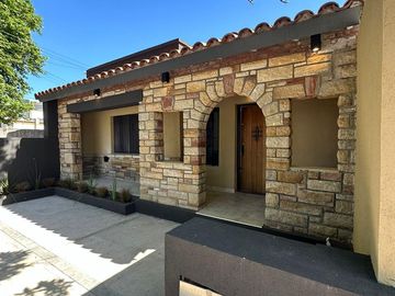 PH Chalet al frente en venta, zona San Juan, Mar del Plata.