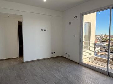 Departamento semipiso de 2 ambientes en el centro de Remedios de Escalada con cochera