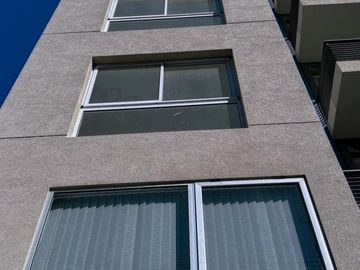 Departamento semipiso de 2 ambientes en el centro de Remedios de Escalada con cochera