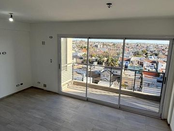 Departamento semipiso de 2 ambientes en el centro de Remedios de Escalada con cochera