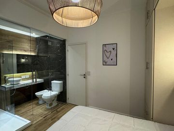 Venta Departamento 2 ambientes a la calle con balcon saliente , en  Zona Centro