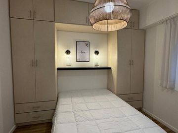 Venta Departamento 2 ambientes a la calle con balcon saliente , en  Zona Centro