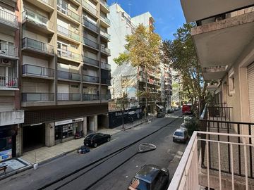 Venta Departamento 2 ambientes a la calle con balcon saliente , en  Zona Centro