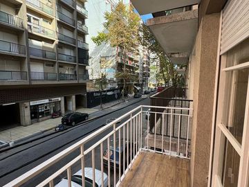 Venta Departamento 2 ambientes a la calle con balcon saliente , en  Zona Centro