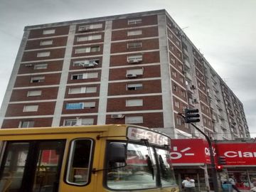 APTO CREDITO departamento 3 amb frente plaza san miguel calle Av. Pte. Perón 1621