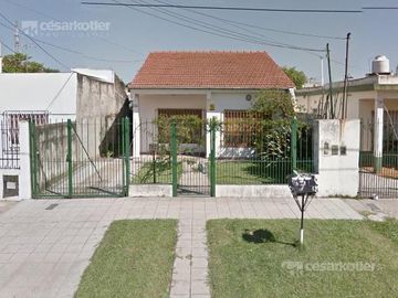 Chalet de 3 amb c/entrada de auto y jardín en José Mármol