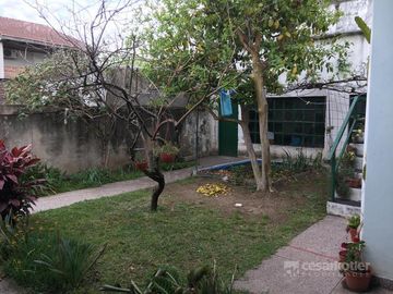 Chalet de 3 amb c/entrada de auto y jardín en José Mármol