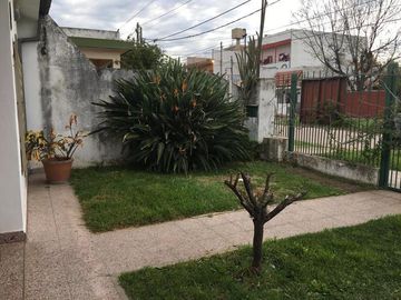 Chalet de 3 amb c/entrada de auto y jardín en José Mármol