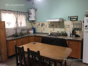 Chalet de 3 amb c/entrada de auto y jardín en José Mármol