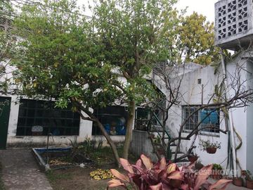 Chalet de 3 amb c/entrada de auto y jardín en José Mármol