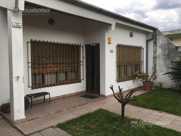 Chalet de 3 amb c/entrada de auto y jardín en José Mármol