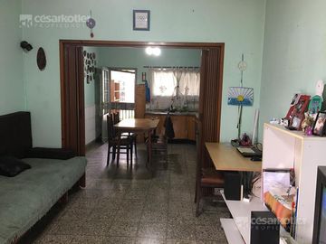 Chalet de 3 amb c/entrada de auto y jardín en José Mármol