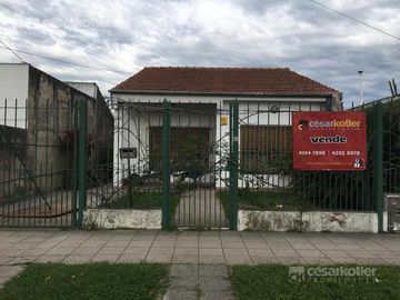Chalet de 3 amb c/entrada de auto y jardín en José Mármol