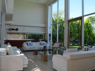 VENTA CASA HARAS ESCOBAR:  6 AMBIENTES- PISCINA CLIMATIZADA - B° ATARDECER