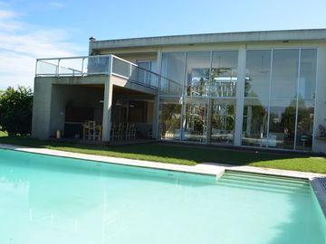 VENTA CASA HARAS ESCOBAR:  6 AMBIENTES- PISCINA CLIMATIZADA - B° ATARDECER