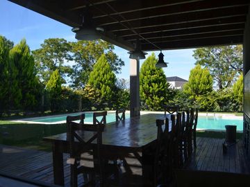 VENTA CASA HARAS ESCOBAR:  6 AMBIENTES- PISCINA CLIMATIZADA - B° ATARDECER
