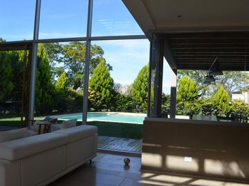 VENTA CASA HARAS ESCOBAR:  6 AMBIENTES- PISCINA CLIMATIZADA - B° ATARDECER