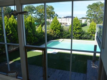VENTA CASA HARAS ESCOBAR:  6 AMBIENTES- PISCINA CLIMATIZADA - B° ATARDECER