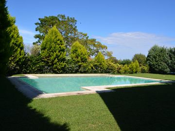 VENTA CASA HARAS ESCOBAR:  6 AMBIENTES- PISCINA CLIMATIZADA - B° ATARDECER