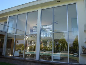 VENTA CASA HARAS ESCOBAR:  6 AMBIENTES- PISCINA CLIMATIZADA - B° ATARDECER