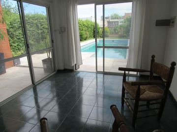 Casa en venta - 2 Dormitorios 2 Baños - 314Mts2 - Chivilcoy