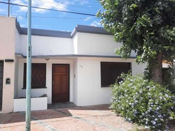 Casa en venta - 2 Dormitorios 2 Baños - 314Mts2 - Chivilcoy