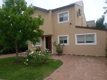 Casa en venta en Barrio Jardines de Escobar,  Escobar GBA Norte - 4 dormitorios