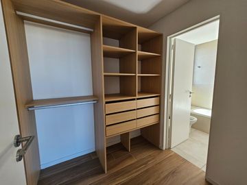 Venta y alquiler de departamento 4 ambientes con dependencia con cochera en Nordelta