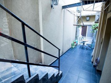 Departamento Tipo casa - Entrada independiente - 5 ambientes (4 dormitorios) - 2 baños - 2 plantas - patio
