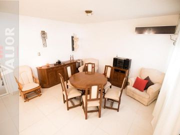 Departamento Tipo casa - Entrada independiente - 5 ambientes (4 dormitorios) - 2 baños - 2 plantas - patio