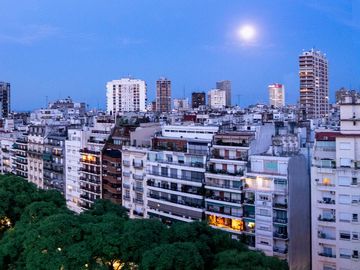 Piso a estrenar frente a plaza Vicente López. Financiación directa