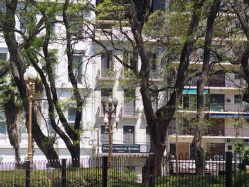 Piso a estrenar frente a plaza Vicente López. Financiación directa