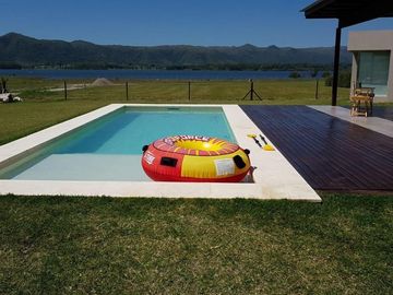 Casa en venta - 5 Dormitorios 4 Baños - Cocheras - 1.400Mts2 - Puerto del Águila, Córdoba