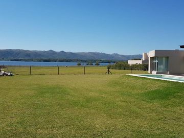 Casa en venta - 5 Dormitorios 4 Baños - Cocheras - 1.400Mts2 - Puerto del Águila, Córdoba