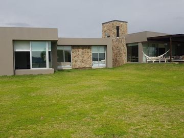 Casa en venta - 5 Dormitorios 4 Baños - Cocheras - 1.400Mts2 - Puerto del Águila, Córdoba
