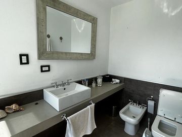 Casa en venta - 5 Dormitorios 4 Baños - Cocheras - 1.400Mts2 - Puerto del Águila, Córdoba