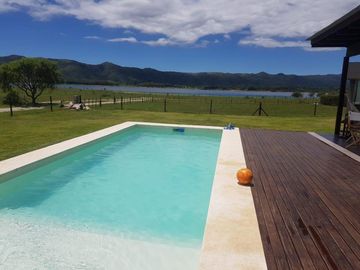 Casa en venta - 5 Dormitorios 4 Baños - Cocheras - 1.400Mts2 - Puerto del Águila, Córdoba