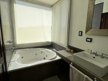 Casa en venta - 5 Dormitorios 4 Baños - Cocheras - 1.400Mts2 - Puerto del Águila, Córdoba