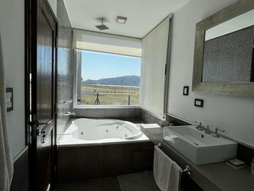 Casa en venta - 5 Dormitorios 4 Baños - Cocheras - 1.400Mts2 - Puerto del Águila, Córdoba